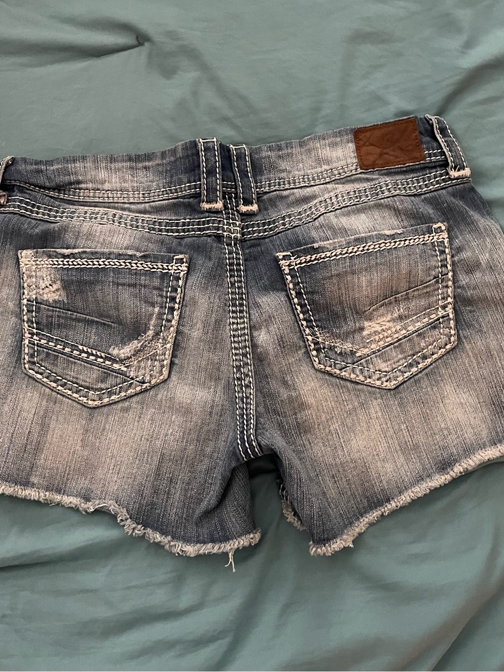 Buckle BKE Sabrina Women's Distressed Denim Shorts - Picture 4 of 4